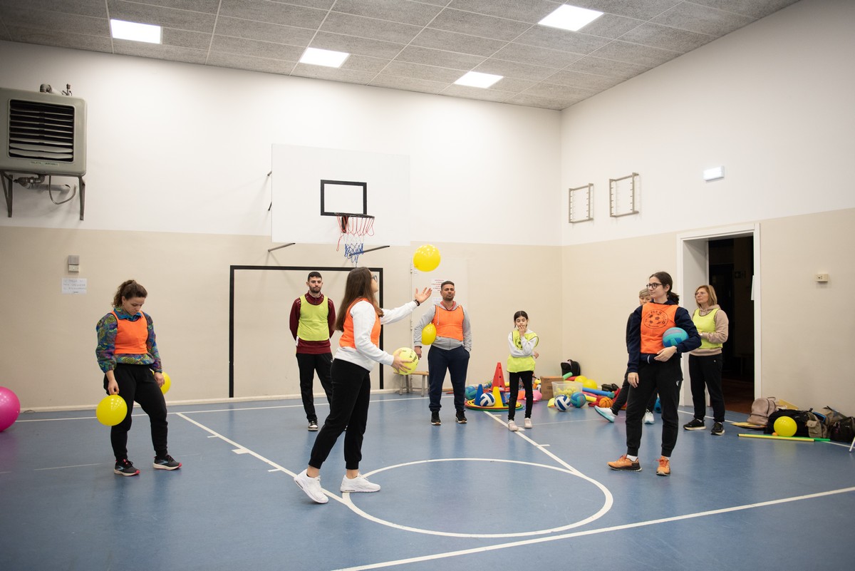 Esercizio con attrezzi in palestra